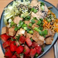Asiatische Bowl mit Reis, mariniertem Tofu, Erdnuss-Sauce und versch. Gemüse at BioWelten BistroCafé & Organic Supermarket in Immenstadt