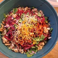🥬 Auch to go erhältlich in der praktischen Rebowl♻️die ihr im Bistro kaufen & überall in Deutschland zurückgeben könnt für 5€ Pfand.
🤗
#wintersalat #sprossenpower at BioWelten BistroCafé & Organic Supermarket in Immenstadt
