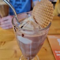 Eisschokolade mit je einer Kugel Schoko-Haselnuss- und Vanilleeis at BioWelten BistroCafé & Organic Supermarket in Immenstadt