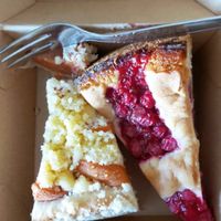 Aprikosen und Johannisbeerkuchen to go. 4,20€ das Stück. at Vierzehn in Loerrach