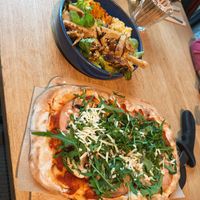 Vegane Pinsa & Mango Bowl mit veganen Hähnchenstreifen   at Vierzehn in Loerrach