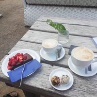 Kuchen links ist leider nur vegetarisch, Erdbeeren waren lecker, die veganen Murmeln auch mega! at Café Lindquist in Boltenhagen