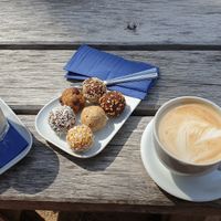 Vegane Murmeln und Kaffee mit Hafermilch at Café Lindquist in Boltenhagen