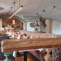 Cosy seats, bright and rustic ambience at Bräukeller & Grill in Seefeld In Tirol