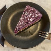 Blauwe bessen-kokostaart at Anne&Max in Eindhoven