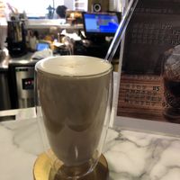 Iced latte with oat milk at Yā Mǔ Liáo Coffee in Tainan