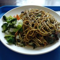 Huge serve of stir-fry noodles with greens and mock meat at Formosa Taiwan Restaurante Vegetariano in Cuenca