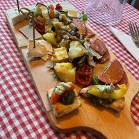 Tagliere Trevi’s: Mix of their delicacies. We had bruschetta, vegan cheese, roasted veggies and slices of vegan sausages.   at Trevi's in Amsterdam