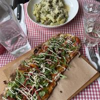 pesto pasta and the cotto pizza 🍕   at Trevi's in Amsterdam