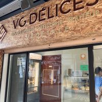 Devanture de la boutique + vitrine sucrée/salé   at VG Délices in Baie-mahault