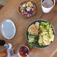 Iced Americano, Hot Chocolate, Scrambled tofu egg and avocado, glutenfrei and vegan tahini pancakes (highly recommended!) at FACTORY GIRL Restaurant in Berlin