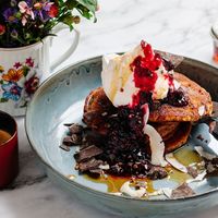 Do you know the BEST healthy and delicious pancake breakfast recipe made with gluten free flour!  😬 These  pancakes at FACTORY GIRL are low carb, no sugar added, sweetened by da at FACTORY GIRL Restaurant in Berlin