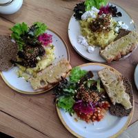 Kartoffelstampf und Baked Beans, beides vegan! at Isa Café und Eis in Flensburg