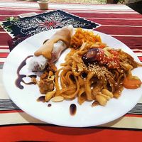 Spring rolls and pad thai at Veganoteca in La Palma