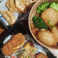 Onder is tempeh, links boven appel dumplings at Xu Noodle Bar in Tilburg