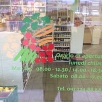 Hours of operation at PuntoBio in Caslano