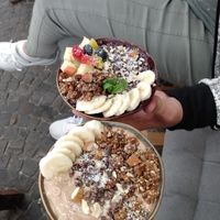 Super leckere Nuss-Nicecream mit hausgemachten Granola und Beeren-Nicecream - soooo köstlich at Snackwunder in Oldenburg