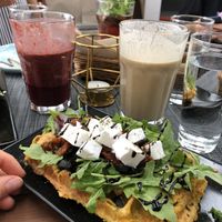 Greek waffle with vegan feta, Peanut Heaven Smoothie (right) and Berry Boost Smoothie were all so delicious! Also, this “small” smoothie size was already very big😍 at Snackwunder in Oldenburg