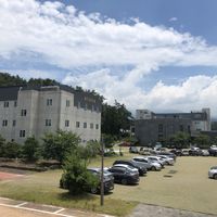 Car park and view outside restaurant   at Puleunsolmalg Eunhyang 푸른솔맑은향 in Jeju