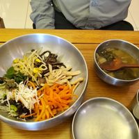 Bibimbap before mixing at Puleunsolmalg Eunhyang 푸른솔맑은향 in Jeju