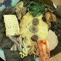 Steamed rice in the lotus flower’s leave, and I put little of all the side dishes together  at Puleunsolmalg Eunhyang 푸른솔맑은향 in Jeju