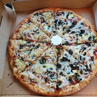 Vegan vegetable pizza at Cruzer Pizza in Los Angeles