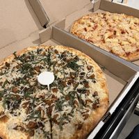 QuarryGirl.com pizza and Hawaiian pizzaa  at Cruzer Pizza in Los Angeles