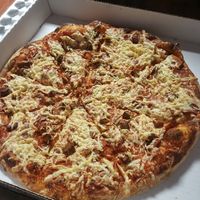 Pizza at Cruzer Pizza in Los Angeles