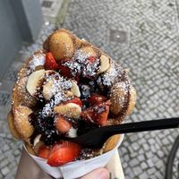 Waffel mit Obst, brauner Zucker und Schokosoße 5,50€ at Tatas in Berlin