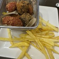 Croquetas con patatas caseras (había más patatas 😂)  at 8° Arte in Caceres