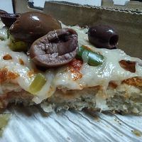 American pan (12") with tomato sauce, vegan cheese, vegan pepperoni, vegan chicken, green peppers, red onion, kalamata olives at Upper Crust in Akron