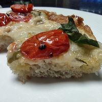 American pan (12") with garlic butter sauce (vegan), vegan cheese, spinach, tomato at Upper Crust in Akron