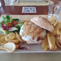 Hamburguesa con Beyond meat at La Pika in Mojacar