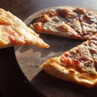 Plain vegan cheese pizza at Kaya Herb House in Kingston