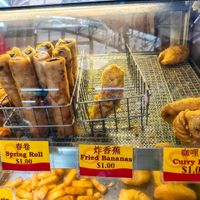 popiah and banana fritter at Delisnacks 德利食 - Bedok Reservoir in East Singapore