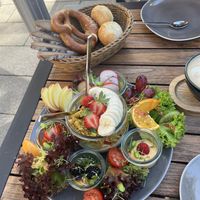 Veganes Frühstück für zwei (eine Brezel fehlt im Bild)  at ProLi in Passau