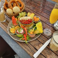 Veganes Frühstück für zwei mit Oatmeal, drei Aufstrichen, Marmelade, viel Obst und Gemüse, sowie Gebäck und O-Saft at ProLi in Passau