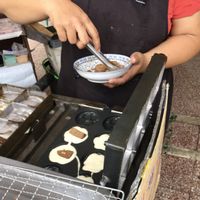 Filling being placed into the batter  at Èrjiě Jīdàngāo 二姊雞蛋糕 in Tainan