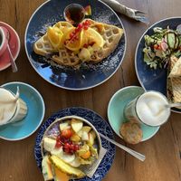 Blueberry overnight oats, waffle with dark chocolate (vegan) and maple syrup and avocado sandwich  at EM Breakfast Club in Hamburg