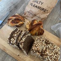 Vraiment délicieux on a aussi pris des pains aux choco et croissants mais on a tout mangé ils etaient excellent !!!😍 at Land & Monkeys - Beaumarchais in Paris