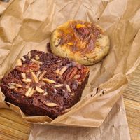 Brownie and cookie at Land & Monkeys - Beaumarchais in Paris