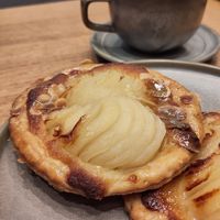 Tartelette aux poires at Land & Monkeys - Beaumarchais in Paris