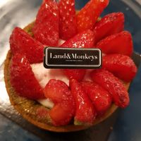 Tart au fraise at Land & Monkeys - Beaumarchais in Paris