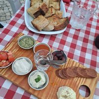 Starters & main courses on the terrace at Al Sanpietrino Trattoria in Lisbon