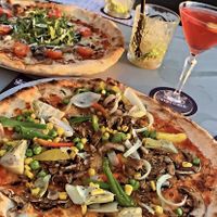 Vegan pizza and awesome cocktails 😍 at Victoria Gastro Pub in St Pauls Bay