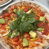 Vegane Pizza 🍕 mit Artischocken, Spinat, Erbsen, Zwiebeln, Avocado, Tomaten 😋 super lecker   at Victoria Gastro Pub in St Pauls Bay