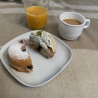 vegan pistachio cronut and chocolate doughnut sandwich cross sections #Veganuary at Chök in Madrid