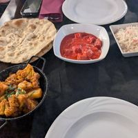Left: aloo Gobi, above: vegan garlic naan, middle: tofu masala, right: basmati rice at Taj Palace in Malaga