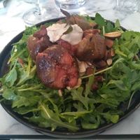 Figues avec roquette et fromage de cajou at Urban Greener in Paris