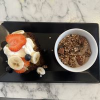 Banana granola bowl and banana breadd  at Urban Greener in Paris